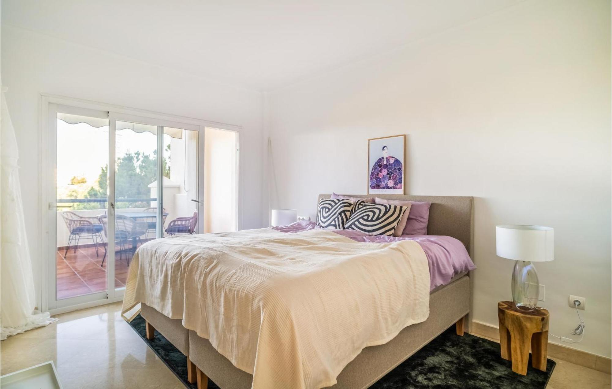 2 Bedroom Gorgeous In Apartamento Marbella